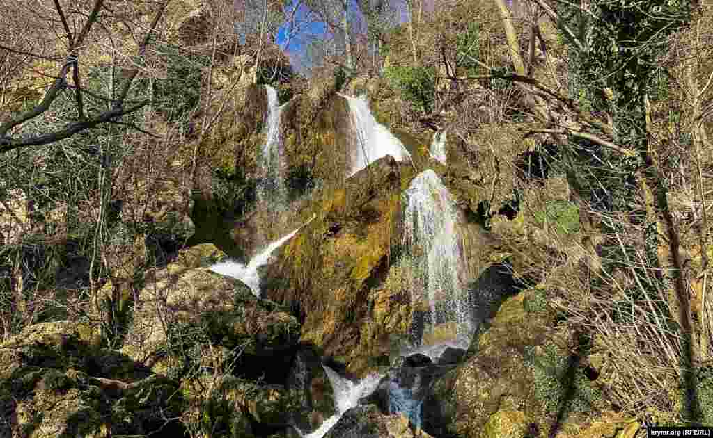 Водопад Су-Учхан высотой 25 метров питает водой Кизилкобинку. Ныне не очень мощный, но и не истощенный, как иногда случается. Еще его называют Суботхан, Сутышхан. Наиболее распространенный вариант перевода с крымскотатарского &ndash; &laquo;вода, что летела&raquo;