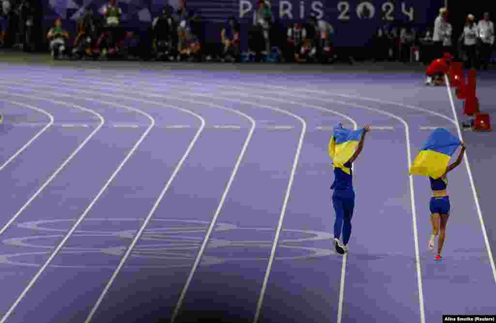 Українські стрибунки у висоту Ірина Геращенко та Ярослава Магучіх святкують медальний виступ