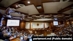 Dosarele candidaților care vor corespunde tuturor cerințelor concursului vor fi transmise comisiei pre-vetting.