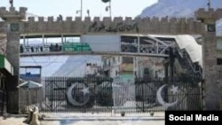 عمده ترین مسیر تجارتی میان پاکستان و افغانستان گذرگاه تورخم است که این دروازه هر از چند گاهی به دلایل مختلف مسدود میشود.