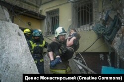 Катерину Зеленську дістають з-під завалів. Фото: Денис Монастирський