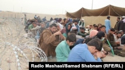مهاجرین افغان که به یک مرکز نگهداری در نزدیکی مرز پاکستان با افغانستان برده شده اند 