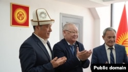  Мамлекеттик тил жана тил саясаты боюнча улуттук комиссиянын мурдагы төрагасы Каныбек Осмоналиев (ортодо) жана жаңы жетекчиси Мелис Мураталиев (оңдо).