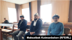 Блогер Эртай Искаков (ортодо) жана Селекция айылынын тургундары Бакыт Балбаев, Бактыбек Бекболотов. Архив.
