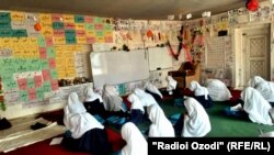 دختران حین آموزش در یکی از مکاتب ولایت خوست. عکس از آرشیف