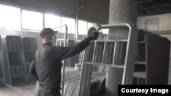 Осужденный за работой в колонии