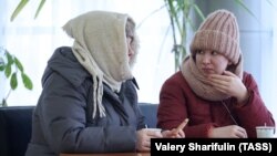 Жителки на град Подолск, разположен южно от Москва, закусват в център за временно настаняване, 7 януари 2024 г.