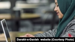 یک محصل در افغانستان مصروف آموزش از طریق آنلاین