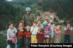 Jedan od kanadskih vojnika sa djecom iz Srebrenice 1993.