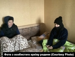 Максим Кіщик із братом Артемом після початку повномасштабної війни. Фото з особистого архіву родини