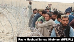 تعدادی از مهاجرین افغان که قرار است از پاکستان اخراج شوند