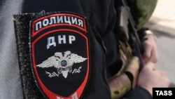 Сотрудник «полиции МВД ДНР» во время несения службы