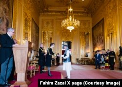 فهیم ځاځي در حال دریافت جایزه از سوی خاندان سلطنتی بریتانیا