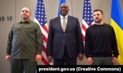 Справа наліво: президент України Володимир Зеленський, міністр оборони США Ллойд Остін і міністр оборони України Рустем Умєров у день засідання у форматі «Рамштайн». Штаб-квартирі НАТО. Брюссель, Бельгія