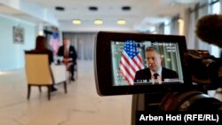 Илустрација - Фотографија од Ескобар за време на снимањето на интервју за балканскиот сервис на Радио Слободна Европа