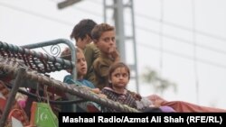 گفته شده است که زنان و کودکان در روند اخراج مهاجرین از پاکستان بیشترین تکالیف را متحمل میشوند