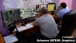 Приміщення у Полтавській міській раді, де працівники міськради спостерігають через камери за цілим містом