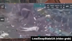 Зафіксований дроном момент перед розстрілом беззбройного українського полоненого. Донеччина. 