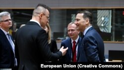 «Це направду терміново – допомогти Україні боєприпасами і засобами захисту їхніх міст і критичної інфраструктури», – сказав Радослав Сікорський (справа)