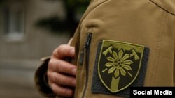 Через ракетний удар по місцю зібрання 128-ї ОГШБр у Запорізькій області станом на 6 листопада офіційно відомо про 19 загиблих бійців (на фото шеврон 128-ї бригади)