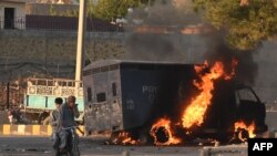 په مظاهره کې د پوليسو يو ګاډي ته اور اچول شوی