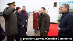 Президент України Володимир Зеленський (посередині) під час прибуття до Швейцарії, 15 січня 2024 року