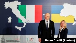 Прем’єр-міністри України та Італії – Денис Шмигаль і Джорджа Мелоні – під час Конференції щодо відновлення України. Рим, 26 квітня 2023 року