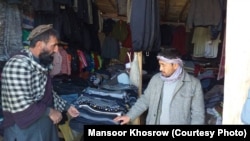 یک دکان لباس لیلامی در ولایت بامیان