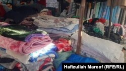 بسیاری از مردم به دلیل مشکلات اقتصادی برای خرید نیازمندی های فصل زمستان به دکان های لیلامی میروند