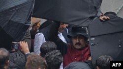 عمران خان د عدالت تر ودانۍ بهر - انځور له ارشيفه