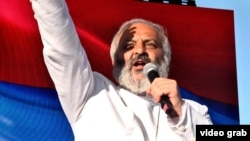 «Տավուշը հանուն հայրենիքի» շարժման առաջնորդ Բագրատ արքեպիսկոպոս Գալստանյանը հանրահավաքի ժամանակ, արխիվ