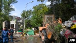 د عمران خان د پلویانو او پولیسو ترمنځ د اخ و ډب راپورونه هم ورکړل شوي دي.