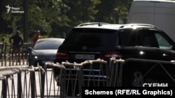 Перед камерою журналістів призупинився Mercedes і почав розвертатися. У квітні 2022-го року на іншому автомобілі, але з цими ж номерами зупинили Григорія Суркіса