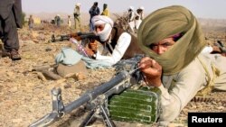 Етнически белуджи тренират с автомати. Снимката е от 2004 г.