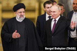 Фото від 2023 року. Очільник РФ Володимир Путін та президент Ірану Ебрахім Раїсі (праворуч ліворуч) під час зустрічі у Кремлі. Москва, Росія