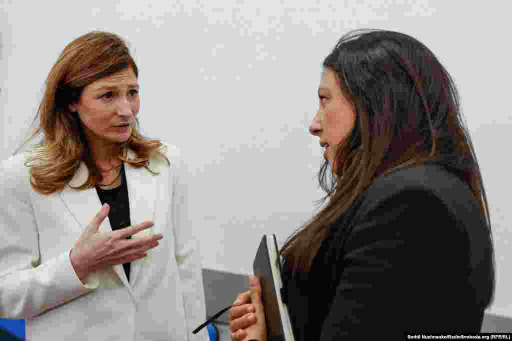 Еміне Джапарова&nbsp;&nbsp;перша заступниця міністра закордонних справ України і Нікола Карім, головна редакторка Радіо Вільна Європа/Радіо Свобода. Київ, Україна. 5 жовтня 2023 року