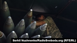 Військові 24-ї ОМБр імені короля Данила заряджають реактивну систему залпового вогню БМ-21 «Град» Бахмутський напрямок, травень 2023 року