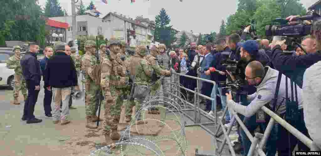 Припадници на КФОР поставија метални огради и бодликава жица во близина на општинската зграда во Лепосавиќ.