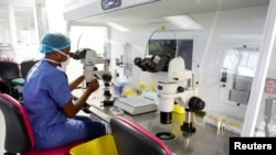  تجهیزاتی که از ابزارهای هوش مصنوعی، مثل آموزش ماشین بهره می‌برند، می‌توانند به پزشکان در انتخاب جنین‌هایی که شانس بالاتری برای موفقیت دارند،‌ کمک کنند