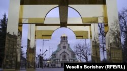 Декорацията на площад "Александър Невски" в София