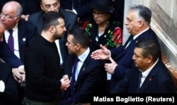 Președintele Ucrainei, Volodimir Zelenski, discută cu prim-ministrul Ungariei Viktor Orbán în capitala Argentinei în ziua învestirii noului președinte al Argentinei Javier Milei. Buenos Aires, 10 decembrie 2023