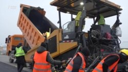 Рабочие из Африки строят дорогу в Согде 