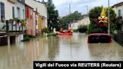 Италияда суу ташкын алдында калган шаарлардын тургундарын куткаруучулар чыгарып баратышат. 