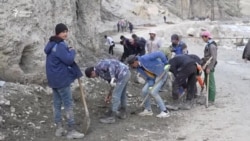 Мардуми Дархон ба деҳа об оварданд
