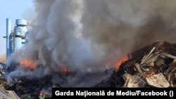 Incendierea deșeurilor a devenit o afacere extrem de profitabilă pentru rețelele care colectează fier vechi