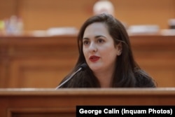 Deputata USR Diana Stoica, iniţiatoarea mai multor proiecte de limitare a activităţii şi promovării jocurilor de noroc spune că reprezentanţii industriei participă constant la dezbaterile din Comisiile parlamentare şi folosesc adeseori un ton agresiv şi ameninţător.