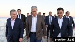 Шавкат Мирзиёев, Касым-Жомарт Токаев жана Садыр Жапаров. Чолпон-Ата шаары, президенттердин бейрасмий жолугушуу учуру.