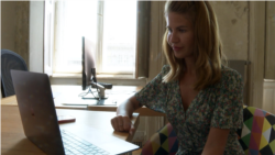 O rusoaică oferă în Ungaria cursuri gratuite de IT refugiaților ucraineni