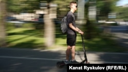 Чыгырык айдап бараткан адам. Бишкек. Иллюстрациялык сүрөт.