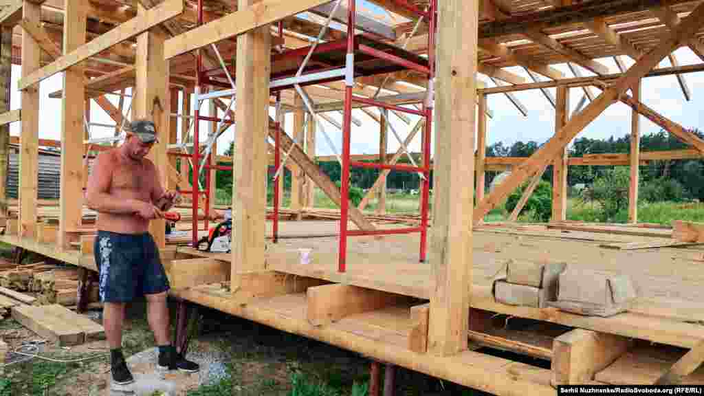 Решен да продолжи од уништувањето на војната, Јарослав сега гради нов дом за своето семејство.